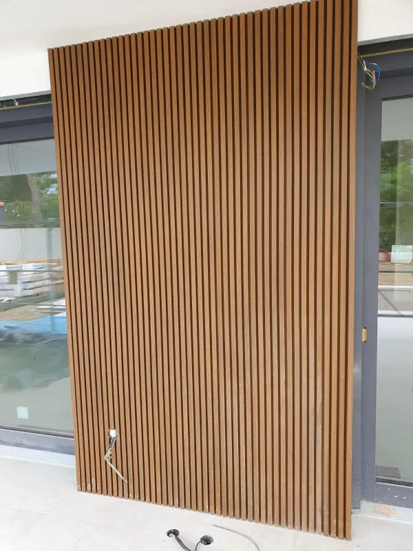 instalación de tarima exterior hogar en Sabadell - trabajo profesional mostrando técnica profesional