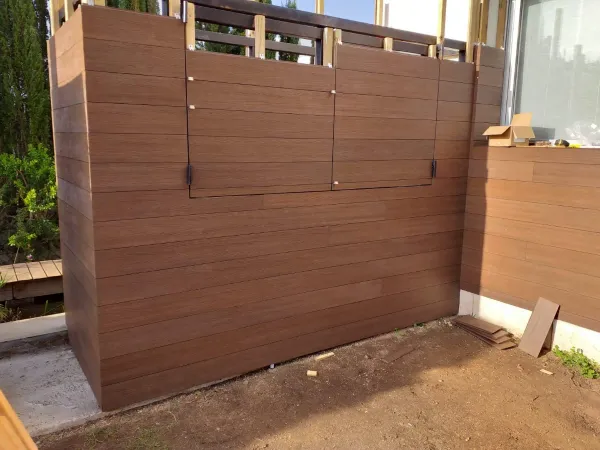 instalación de tarima exterior vivienda costera en Mataró - proceso de instalación mostrando acabado perfecto