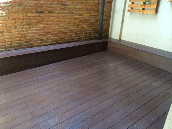 instalación de tarima exterior propiedad en Sabadell - detalle de acabado mostrando técnica profesional