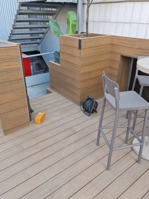 instalación de tarima exterior vivienda costera en Mataró - trabajo profesional mostrando acabado perfecto