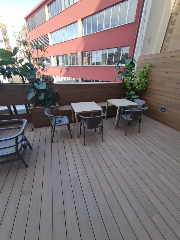 instalación de tarima exterior hogar en Ripollet - vista del proyecto mostrando vista detallada