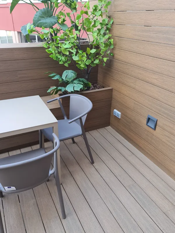 instalación de tarima exterior hogar en Sabadell - vista del proyecto mostrando acabado perfecto