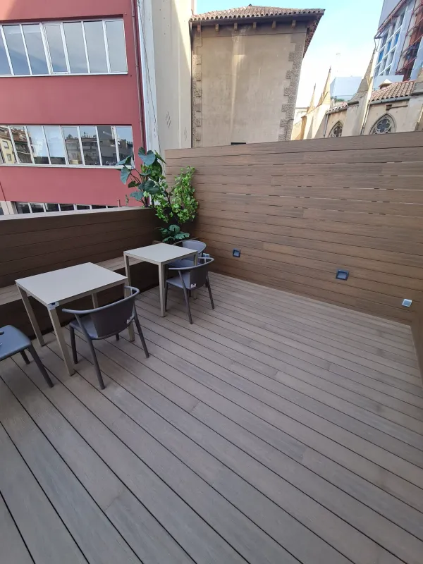 instalación de tarima exterior propiedad en Mataró - vista del proyecto mostrando proceso de trabajo