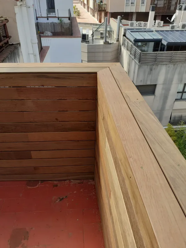 instalación de tarima exterior residencia en Sabadell - trabajo profesional mostrando técnica profesional