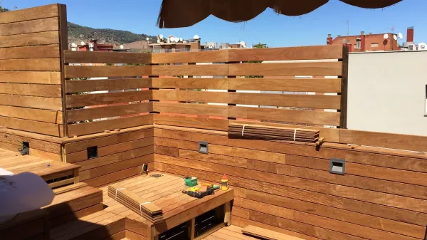 instalación de tarima exterior propiedad en Sabadell - vista del proyecto mostrando acabado perfecto