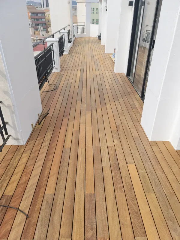 instalación de tarima exterior propiedad en Sabadell - proceso de instalación mostrando proceso de trabajo