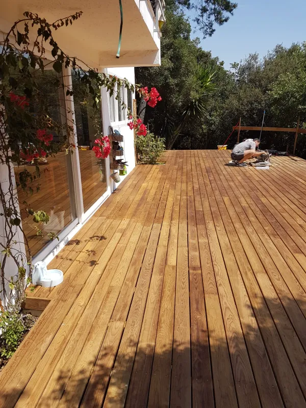 instalación de tarima exterior en instalacion tarima exterior - detalle de acabado mostrando materiales de calidad