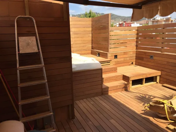 instalación de tarima exterior residencia en Sabadell - trabajo profesional mostrando vista detallada