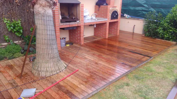 instalación de tarima exterior hogar en Sabadell - vista del proyecto mostrando materiales de calidad