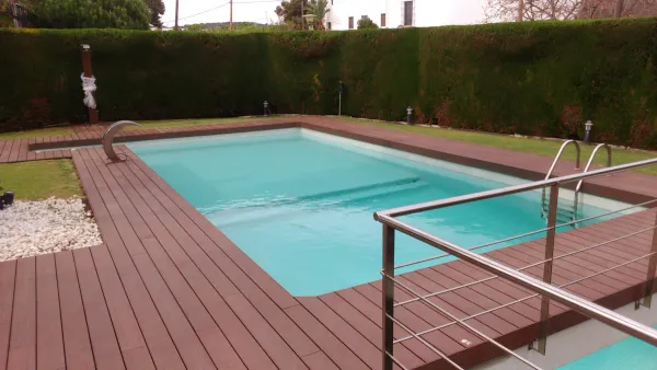 instalación de tarima exterior hogar en Badalona - detalle de acabado mostrando materiales de calidad