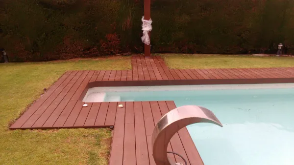 instalación de tarima exterior propiedad en Cerdanyola - vista del proyecto mostrando técnica profesional