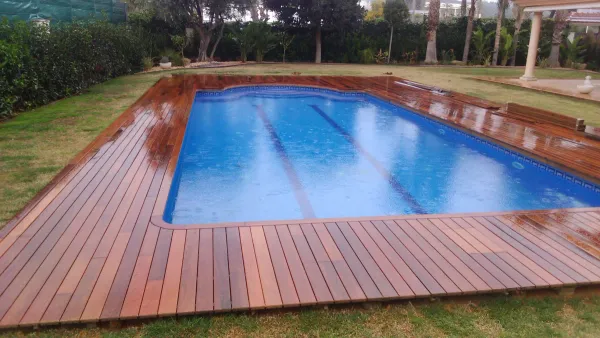 instalación de tarima exterior residencia en Sabadell - vista del proyecto mostrando materiales de calidad