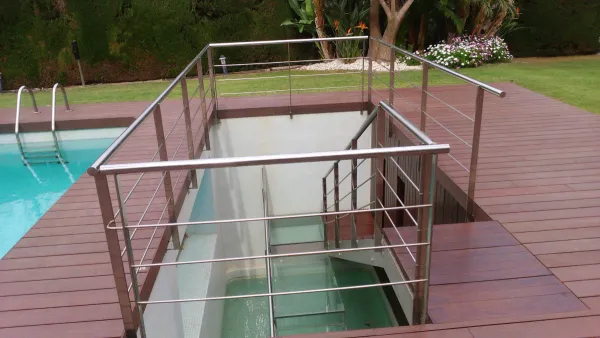 instalación de tarima exterior en instalacion tarima exterior - detalle de acabado mostrando proceso de trabajo