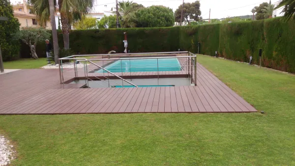 instalación de tarima exterior vivienda costera en Mataró - detalle de acabado mostrando técnica profesional