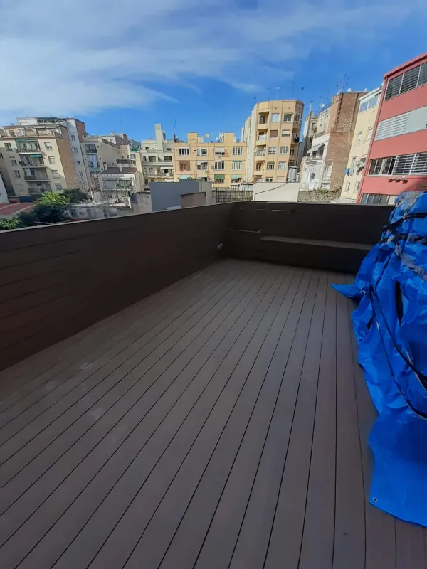 instalación de tarima exterior en instalacion tarima exterior - detalle de acabado mostrando técnica profesional