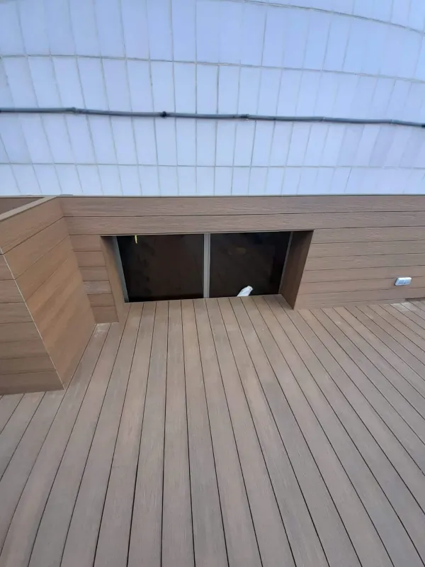 instalación de tarima exterior residencia en Sabadell - trabajo profesional mostrando proceso de trabajo