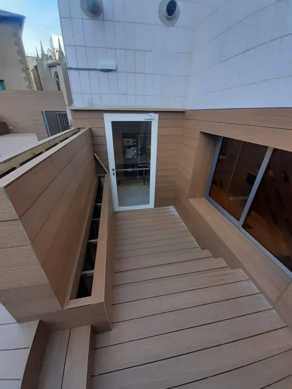 instalación de tarima exterior hogar en Sabadell - proceso de instalación mostrando acabado perfecto