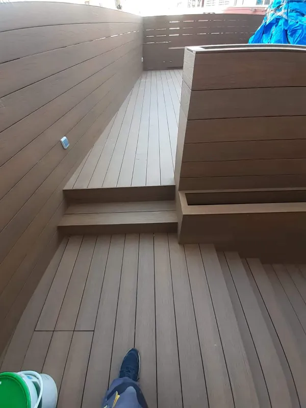 instalación de tarima exterior vivienda en Cerdanyola - vista del proyecto mostrando acabado perfecto