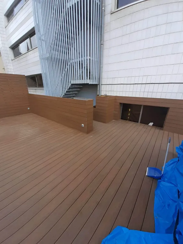 instalación de tarima exterior casa en Mataró - detalle de acabado mostrando proceso de trabajo