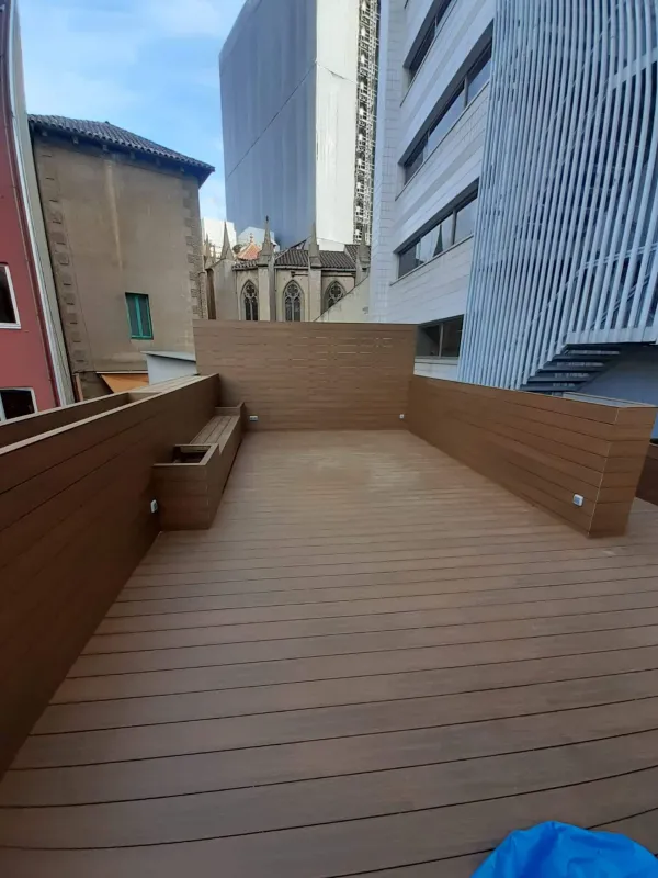 instalación de tarima exterior hogar en Sabadell - trabajo profesional mostrando materiales de calidad